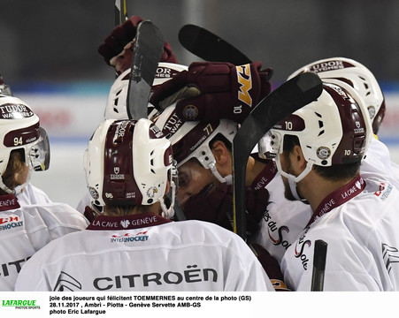 joie des joueurs qui félicitent TOEMMERNES au centre de la photo (GS)  28.11.2017 , Ambrì - Piotta - Genève Servette AMB-GS photo Eric Lafargue