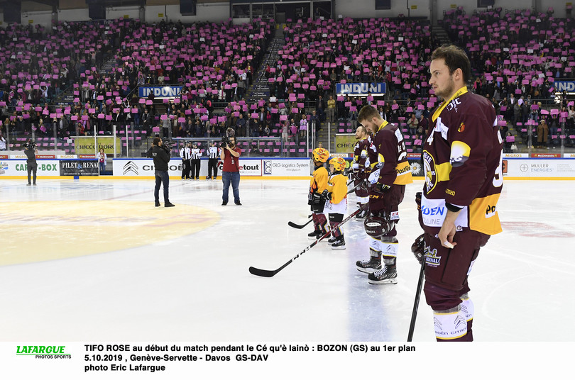 TIFO ROSE au début du match pendant le Cé qu'è lainò : BOZON (GS) au 1er plan  5.10.2019 , Genève-Servette - Davos  GS-DAV photo Eric Lafargue