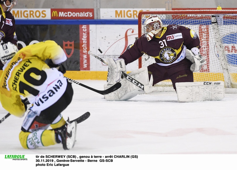 tir de SCHERWEY (SCB) , genou à terre - arrêt CHARLIN (GS) 30.11.2019 , Genève-Servette - Berne  GS-SCBphoto Eric Lafargue