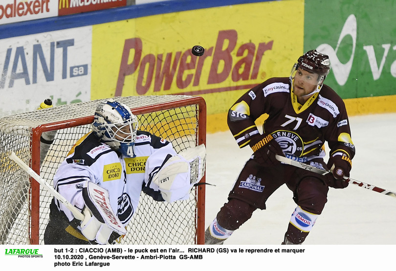 but 1-2 : CIACCIO (AMB) - le puck est en l’air...  RICHARD (GS) va le reprendre et marquer      10.10.2020 , Genève-Servette - Ambrì-Piotta  GS-AMB photo Eric Lafargue