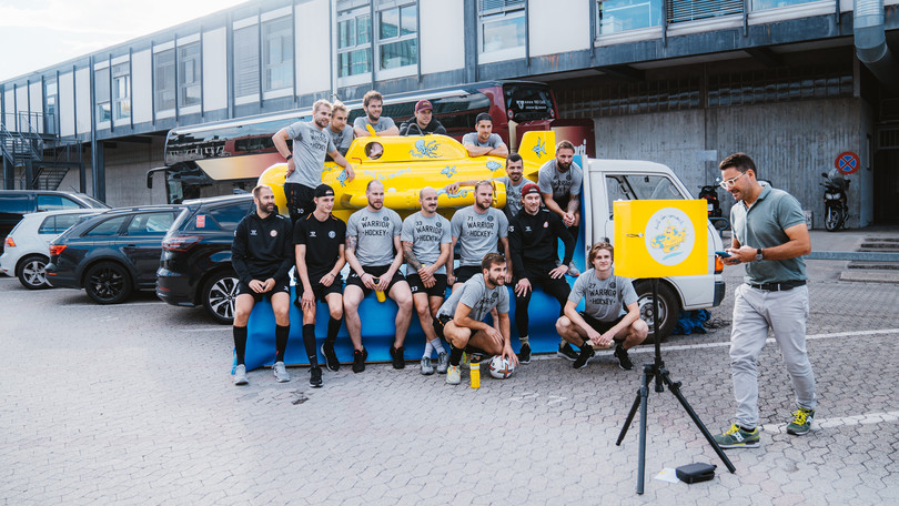 les joueurs du GSHC devant l'oeuvre d'art Smile for Cansearch