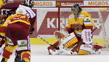 but 3-0 : HOLDENER (GS) de dos , marque entre les jambes de HILLER (BI) 24.10.2017 , Genève Servette - Bienne  GS-BIphoto Eric Lafargue