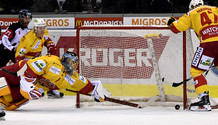 but 4-0 : RICHARD (GS) invisible sur la photo , marque malgré le plongeon désespéré de HILLER (BI) : le puck entre tout doucement dans la cage24.10.2017 , Genève Servette - Bienne  GS-BIphoto Eric Lafargue