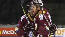 but 3-0 : joie HOLDENER - PETSCHENIG (GS)    24.10.2017 , Genève Servette - Bienne  GS-BIphoto Eric Lafargue