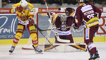 PEDRETTI (BI) le puck passe au-dessus de MAYER - PETSCHENIG (GS)    24.10.2017 , Genève Servette - Bienne  GS-BIphoto Eric Lafargue