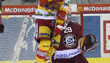 le puck heurte PEDRETTI (BI) devant la cage de MAYER (GS)    24.10.2017 , Genève Servette - Bienne  GS-BIphoto Eric Lafargue