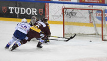 but 0-2 : sur un tir de P. BALTISBERGER (ZSC) invisible sur la photo - ANDRIGHETTO (ZSC) - DESCLOUX - D. RIAT (GS) - le puck entre dans la cage   20.11.2020 , Genève-Servette - Zurich Lions  GS-ZSC  photo Eric Lafargue