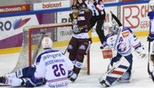 but 1-2 : joie WINNIK (GS) entre SUTER , au sol - BODENMANN et FLUEELER (ZSC)    20.11.2020 , Genève-Servette - Zurich Lions  GS-ZSC  photo Eric Lafargue