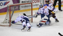 but 1-2 : le puck passe la ligne - SUTER - FLUEELER  (ZSC) - WINNIK (GS)    20.11.2020 , Genève-Servette - Zurich Lions  GS-ZSC  photo Eric Lafargue