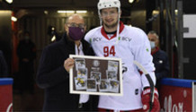 APOTHELOZ (GS) remet un cadre photo à Tim BOZON (LHC-ex-GS)  30.12.2020 , Genève-Servette - Lausanne  GS-LHCphoto Eric Lafargue