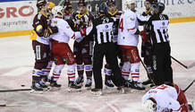 les esprits s’échauffent : RICHARD (GS) - MALGIN - CONACHER (LHC) - ROD - GUEBEY (GS)  - BARBERIO (LHC) - LE COULTRE (GS) - HUDON (LHC) au sol blessé                    30.12.2020 , Genève-Servette - Lausanne  GS-LHCphoto Eric Lafargue