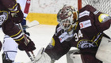 SIMION (EVZ) - RICHARD (GS) - KLINGBERG (EVZ) - arrêt DESCLOUX - VOELLMIN (GS)     23.2.2021 , Genève-Servette - Zoug  GS-EVZ photo Eric Lafargue