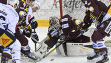 SIMION (EVZ) - RICHARD (GS) - KLINGBERG (EVZ) - arrêt DESCLOUX - VOELLMIN (GS)     23.2.2021 , Genève-Servette - Zoug  GS-EVZ photo Eric Lafargue