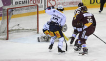 but 1-1 : puck au fond - GENONI - SCHLUMPF (EVZ) - MIRANDA - FEHR (GS) sur un tir de LE COULTRE (GS) invisible sur la photo23.2.2021 , Genève-Servette - Zoug  GS-EVZ photo Eric Lafargue