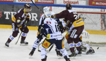 but 3-3 : MOY (GS) qui marque - GEISSER - DIAZ - GENONI (EVZ) - WINNIK (GS) - le puck entre dans la cage  23.2.2021 , Genève-Servette - Zoug  GS-EVZ photo Eric Lafargue