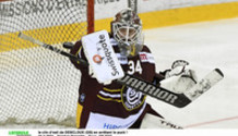 le clin d’oeil de DESCLOUX (GS) en arrêtant le puck !        23.2.2021 , Genève-Servette - Zoug  GS-EVZ photo Eric Lafargue