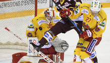 arrêt VAN POTTELBERGHE (BI) - MIRANDA (GS) - RATHGEB (BI)  13.3.2021 , Genève-Servette - Bienne  GS-BI  photo Eric Lafargue