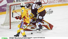 MIRANDA (GS) - bute sur VAN POTTELBERGHE , à gauche RATHGEB (BI)   13.3.2021 , Genève-Servette - Bienne  GS-BI  photo Eric Lafargue