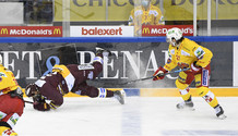 WINNIK (GS) accroché par RATHGEB - TANNER , sur le banc de penalité (BI)  13.3.2021 , Genève-Servette - Bienne  GS-BI  photo Eric Lafargue