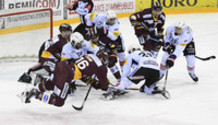 devant la cage de BERRA , caché (FR) : JACQUEMET - FEHR - WINNIK - TOEMMERNES (GS) - SUTTER - FURRER - JOERG - WALSER (FR)     27.3.2021 , Genève-Servette - Fribourg Gottéron  GS-FRphoto Eric Lafargue