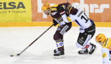 OMARK (GS) déborde GUNDERSON (FR)     27.3.2021 , Genève-Servette - Fribourg Gottéron  GS-FRphoto Eric Lafargue