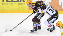 OMARK (GS) déborde GUNDERSON (FR)     27.3.2021 , Genève-Servette - Fribourg Gottéron  GS-FRphoto Eric Lafargue