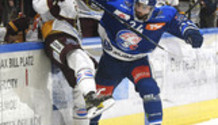 WINNIK (GS) - P. BALTISBERGER (ZSC)  7.9.2021 , Zurich Lions - Genève-Servette  ZSC-GS photo Eric Lafargue