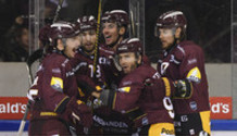 but 3-2 : joie KARRER , le buteur - VOUILLAMOZ - MIRANDA - BERTHON - MAURER (GS)  23.10.2021 , Genève-Servette - Langnau  GS-LANphoto Eric Lafargue