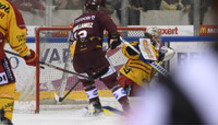 but 3-2 : puck au fond sur un tir de KARRER (GS) invisible sur la photo - VOUILLAMOZ (GS) - MAYER (LAN)  23.10.2021 , Genève-Servette - Langnau  GS-LANphoto Eric Lafargue