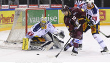 HOLLENSTEIN (EVZ) - JOORIS (GS) chargé par GROSS (EVZ)    19.11.2021 , Genève-Servette - Zoug  GS-EVZ photo Eric Lafargue