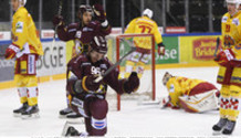 but 1-0 : joie POULIOT - ROD  (GS) - déception LOEOEV - GROSSMANN - VAN POTTELBERGHE - SCHLAEPFER (BI)   27.11.2021 , Genève-Servette - Bienne  GS-BI  photo Eric Lafargue