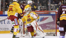 but 1-0 : c’est le déclenchement de l’opération peluches : joie A. RIAT , le buteur  (GS)  - déception KORPIKOSKI - VAN POTTELBERGHE - FROIDEVAUX (BI) - puck au fond 22.1.2022 , Genève-Servette - Bienne  GS-BI  photo Eric Lafargue