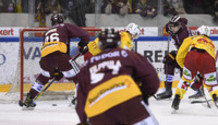 but 2-2 : WINNIK (GS) qui marque sur la passe de VERMIN (GS) à droite - LOOV - HAAS (BI)    22.1.2022 , Genève-Servette - Bienne  GS-BI  photo Eric Lafargue