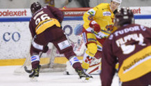 but 2-2 : le puck au bout de la crosse de WINNIK (GS) qui marque malgré LOOV (BI)      22.1.2022 , Genève-Servette - Bienne  GS-BI  photo Eric Lafargue