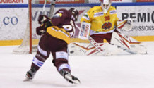 but 3-2 : tir de  VATANEN  (GS) qui marque - le puck vole - VAN POTTELBERGHE (BI)   22.1.2022 , Genève-Servette - Bienne  GS-BI  photo Eric Lafargue