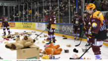 les joueurs avec les peluches (GS) 22.1.2022 , Genève-Servette - Bienne  GS-BI  photo Eric Lafargue