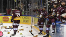 les joueurs avec les peluches (GS) 22.1.2022 , Genève-Servette - Bienne  GS-BI  photo Eric Lafargue