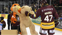 CALVIN , la mascotte - MAURER  avec les peluches (GS) 22.1.2022 , Genève-Servette - Bienne  GS-BI  photo Eric Lafargue