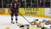 SMONS et les peluches  (GS) 22.1.2022 , Genève-Servette - Bienne  GS-BI  photo Eric Lafargue