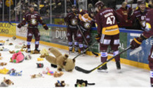 les joueurs et les peluches  (GS) 22.1.2022 , Genève-Servette - Bienne  GS-BI  photo Eric Lafargue