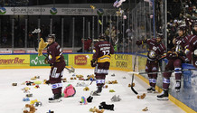 les joueurs et les peluches  (GS) 22.1.2022 , Genève-Servette - Bienne  GS-BI  photo Eric Lafargue