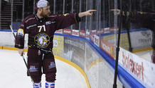 RICHARD (GS) appelle un fan à la fin du match, pour lui donner sa crosse ! 26.2.2022 , Genève-Servette - Berne  GS-SCBphoto Eric Lafargue