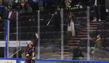 RICHARD (GS)  à la fin du match, lance sa crosse à un fan ! 26.2.2022 , Genève-Servette - Berne  GS-SCBphoto Eric Lafargue