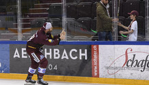 le jeune fan reçoit la crosse de RICHARD (GS)  à la fin du match 26.2.2022 , Genève-Servette - Berne  GS-SCBphoto Eric Lafargue