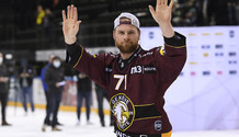 RICHARD (GS) salue les fans à la fin du match   26.2.2022 , Genève-Servette - Berne  GS-SCBphoto Eric Lafargue