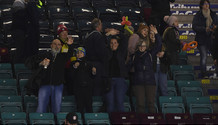 des spectateurs heureux (GS) à la fin du match   26.2.2022 , Genève-Servette - Berne  GS-SCBphoto Eric Lafargue