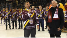 le discours de Philippe BOZON en compagnie de l’ancien président TORRIANI et devant ses anciens coéquipiers (GS)    8.3.2022 , Genève-Servette - Lugano  GS-LUGA photo Eric Lafargue