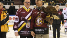 MCSORLEY , ex-entr. (GS) - TRAVERS , fauconnier avec l’aigle SHERKAN   8.3.2022 , Genève-Servette - Lugano  GS-LUGA photo Eric Lafargue