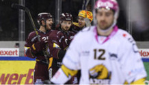 BUT 4-1 : joie  KARRER - ROD - TOMMERNES , le buteur (GS) - déception FROSSARD (AJO) dans le flou   9.3.2022 , Genève-Servette - Ajoie  GS-AJOphoto Eric Lafargue