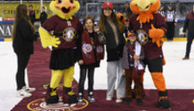 CALVINA et CALVIN , les mascottes avec les spectateurs qui vont remettre les bouteilles de BACCARAT aux étoiles     9.3.2022 , Genève-Servette - Ajoie  GS-AJOphoto Eric Lafargue